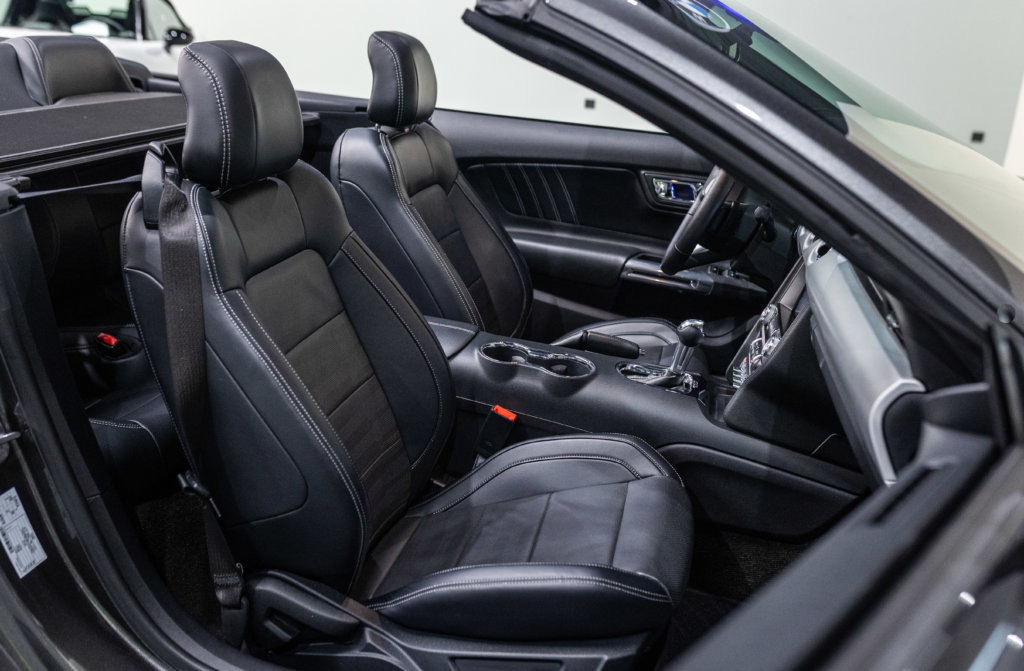 MUSTANG CAB GRISE MAGNETIC V8 SANS BANDES Interieur 8