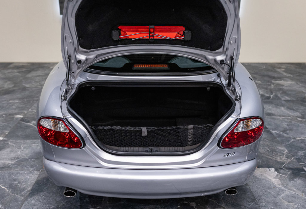 Jaguar XK8 Grise 13K Coffre