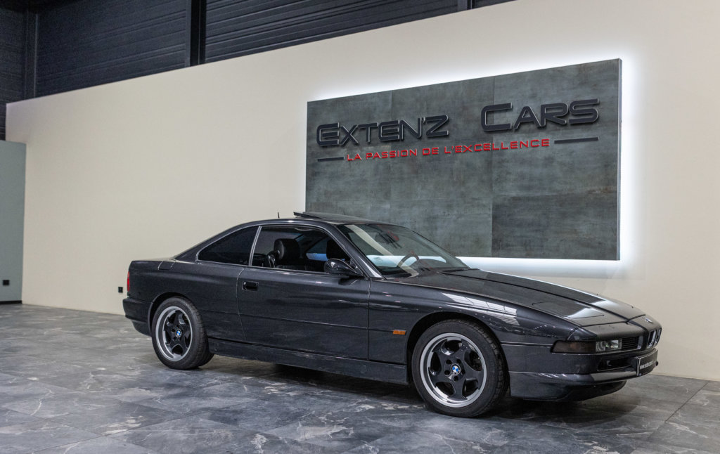 BMW 850i Grise 3-4 phares fermer