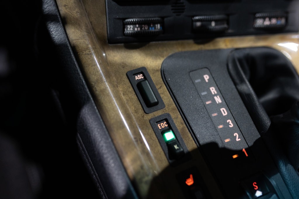 BMW 850i Grise Interieur 34