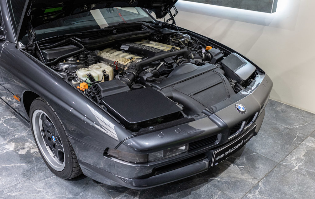 BMW 850i Grise Moteur