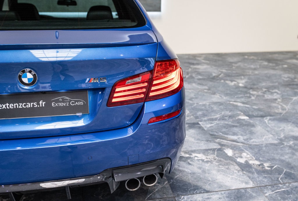 M5 F10 Bleu details