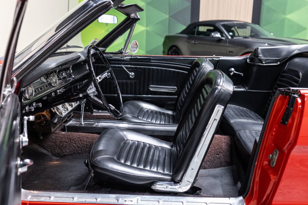 Mustang 65 Rouge Interieur