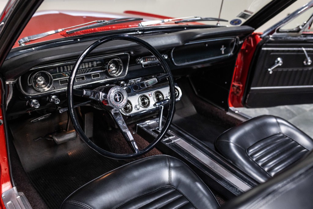 Mustang 65 Rouge Interieur 14
