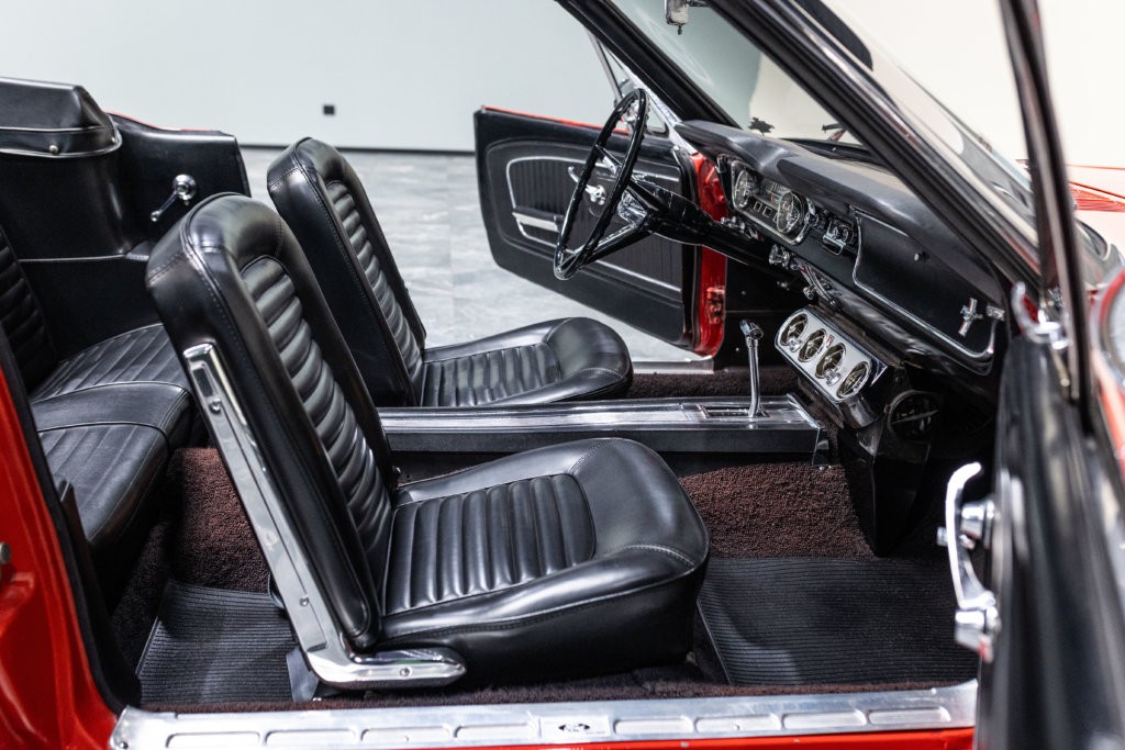 Mustang 65 Rouge Interieur 15