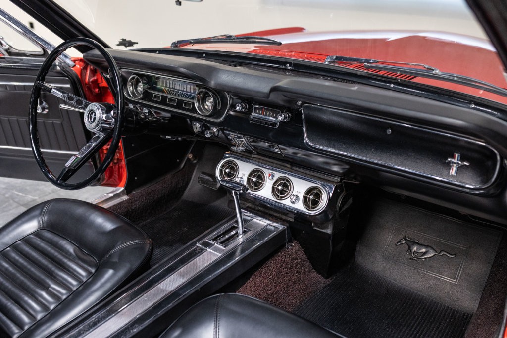 Mustang 65 Rouge Interieur 16
