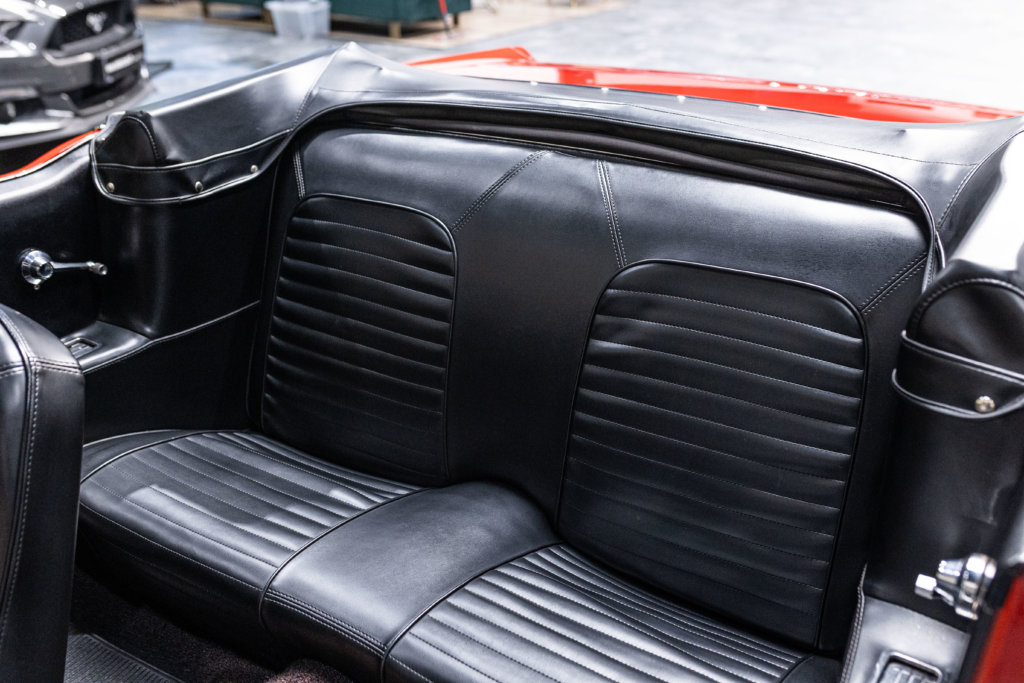 Mustang 65 Rouge Interieur 18
