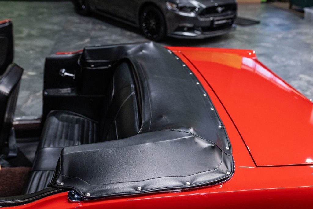 Mustang 65 Rouge Interieur 19