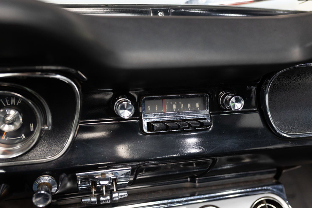 Mustang 65 Rouge Interieur 23