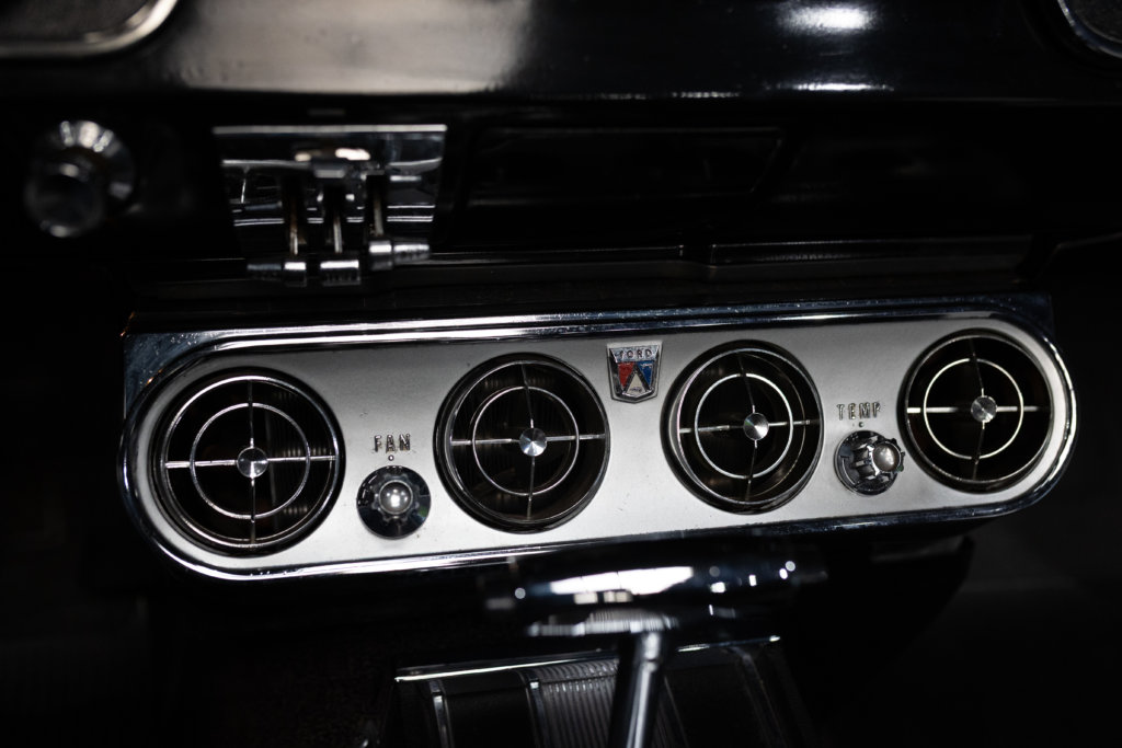 Mustang 65 Rouge Interieur 24