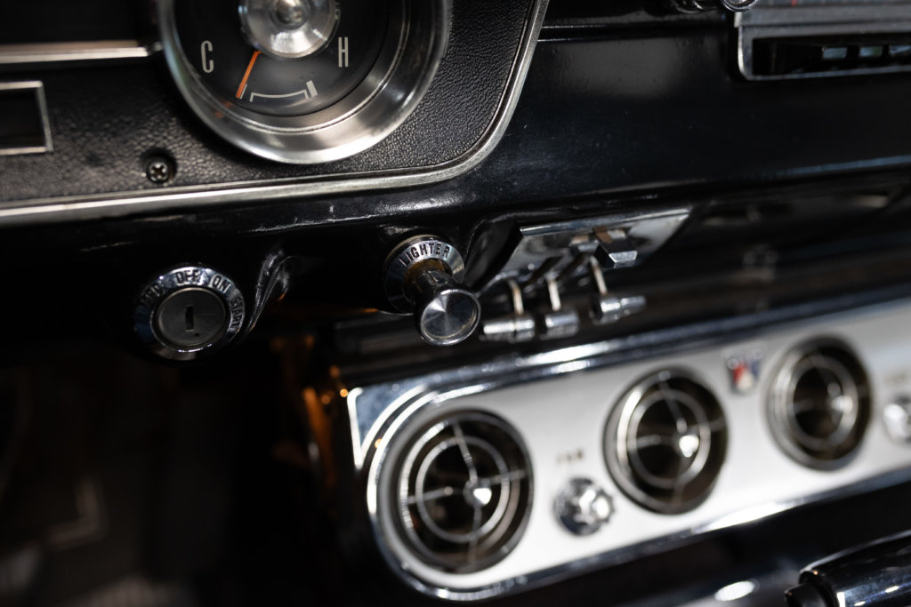 Mustang 65 Rouge Interieur 34