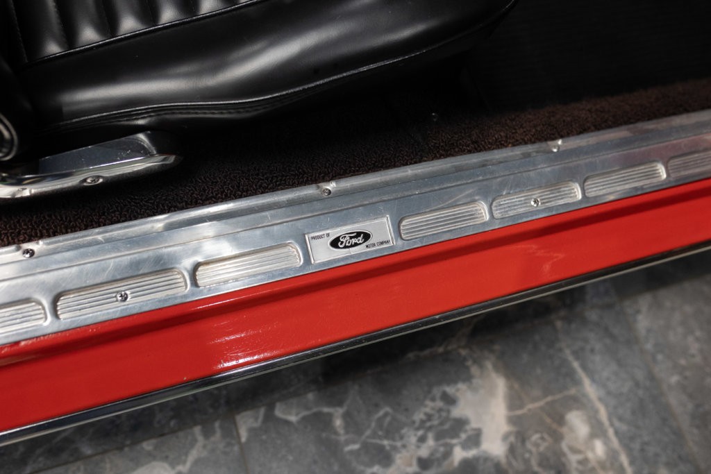 Mustang 65 Rouge Interieur 7