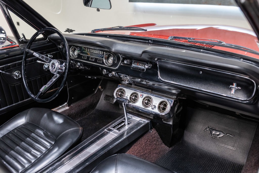 Mustang 65 Rouge Interieur 8