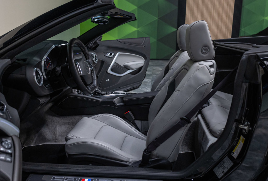 Camaro 6 Noir Cab Maxton Interieur 15