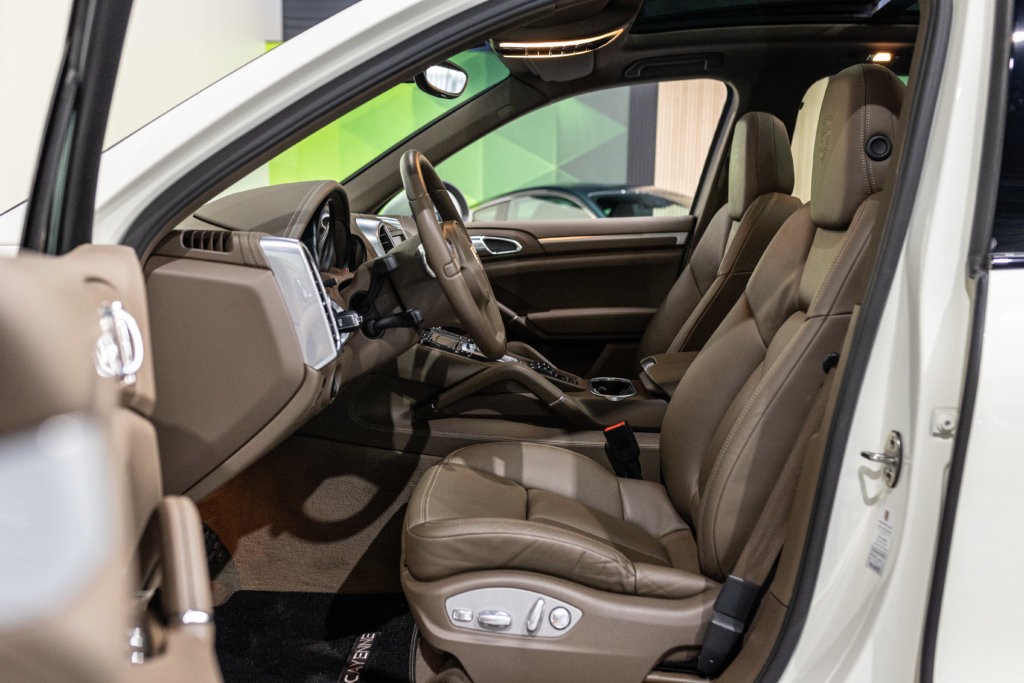 Porsche Cayenne diesel blanc interieur