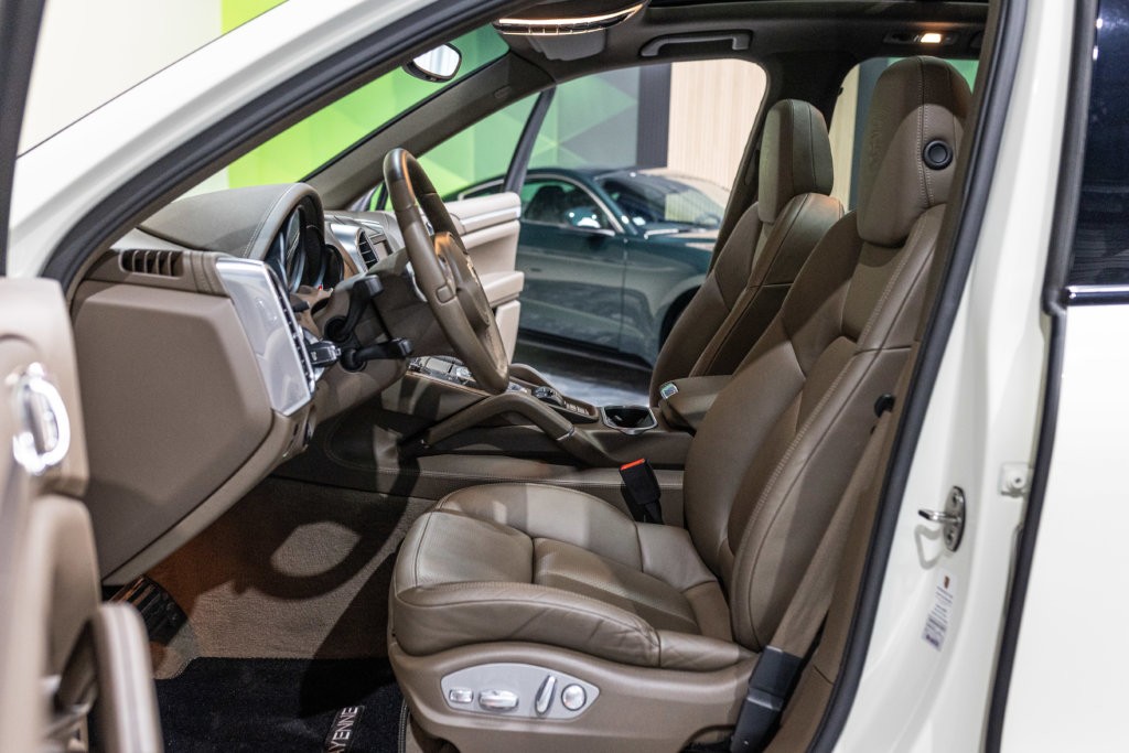 Porsche Cayenne diesel blanc interieur 11