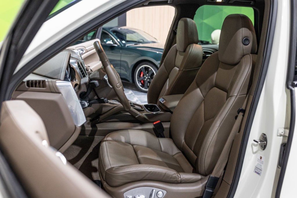 Porsche Cayenne diesel blanc interieur 12