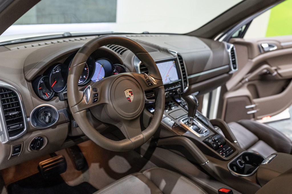Porsche Cayenne diesel blanc interieur 13