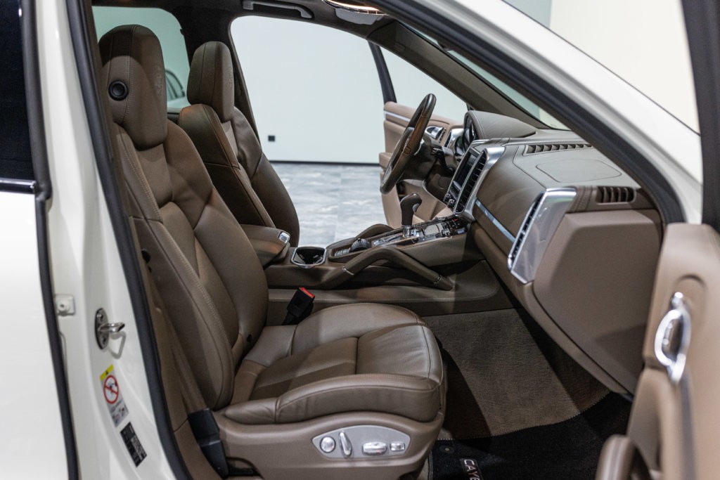Porsche Cayenne diesel blanc interieur 14