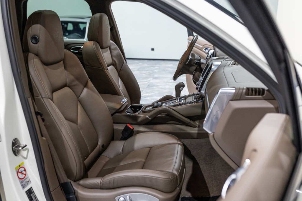 Porsche Cayenne diesel blanc interieur 15