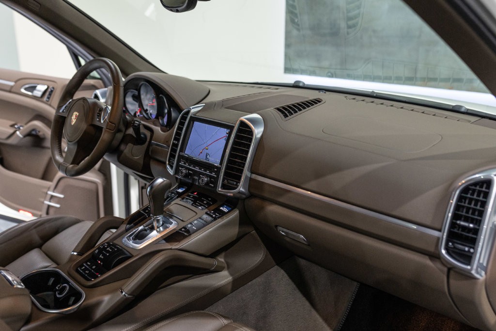 Porsche Cayenne diesel blanc interieur 16