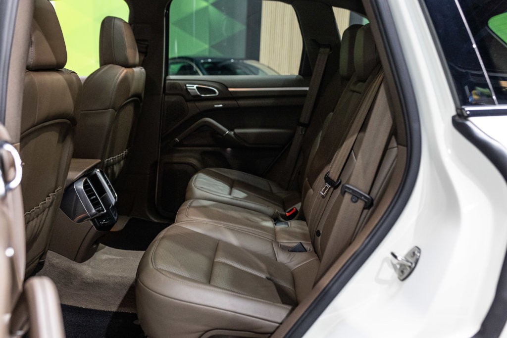Porsche Cayenne diesel blanc interieur 18