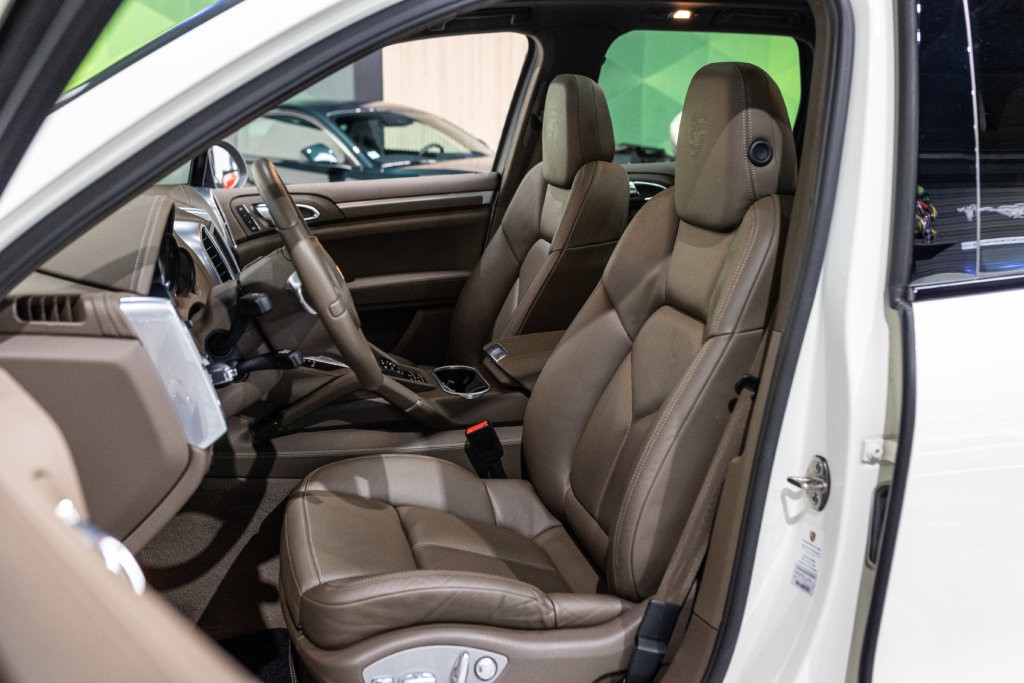 Porsche Cayenne diesel blanc interieur 2