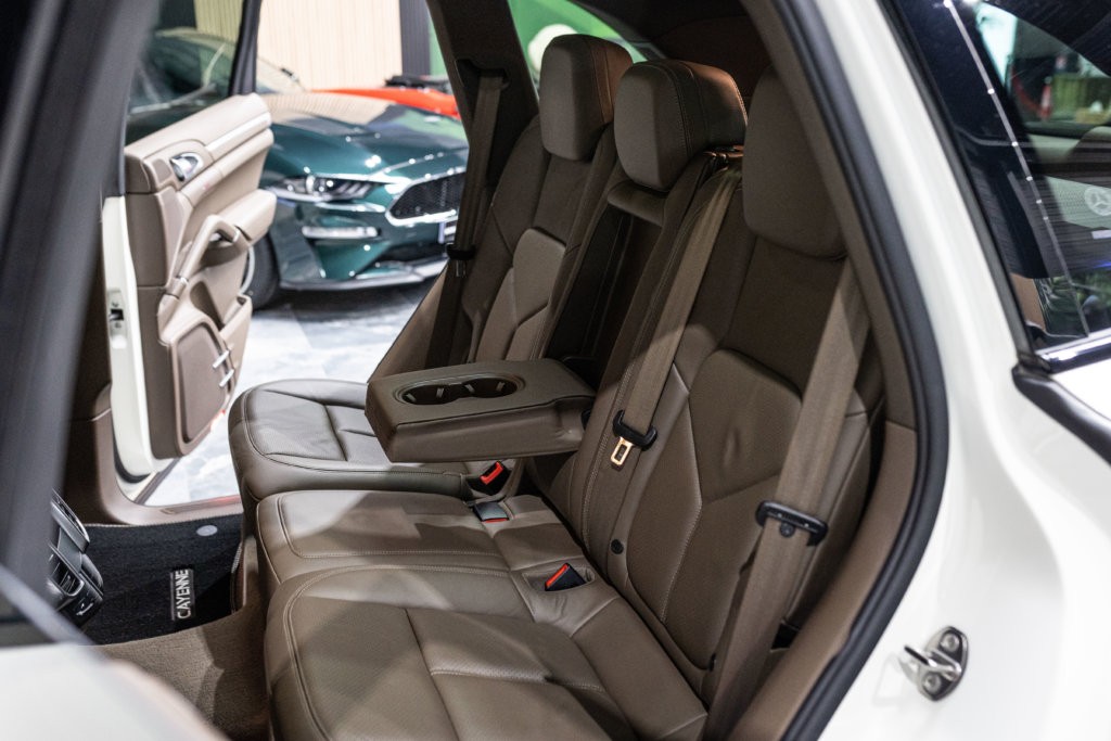 Porsche Cayenne diesel blanc interieur 23