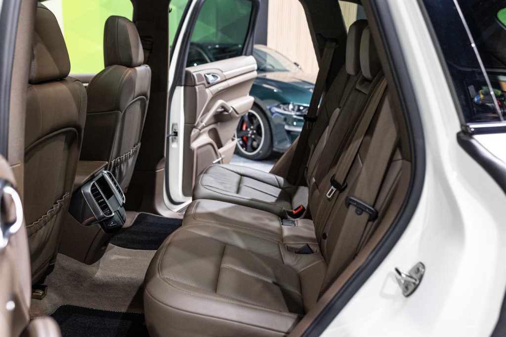 Porsche Cayenne diesel blanc interieur 24