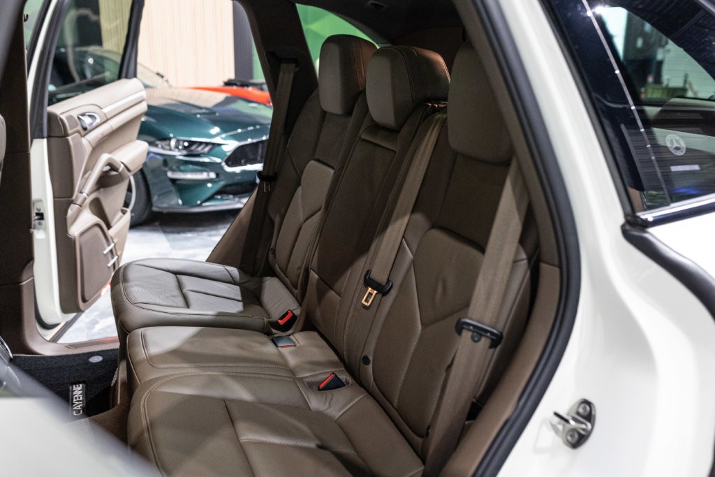 Porsche Cayenne diesel blanc interieur 25
