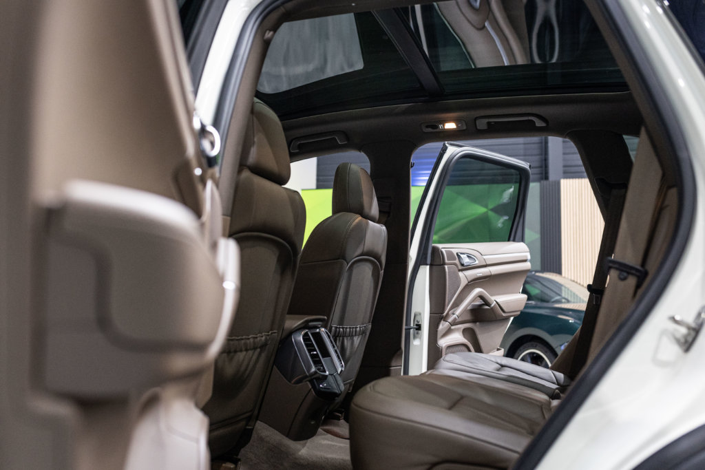 Porsche Cayenne diesel blanc interieur 26