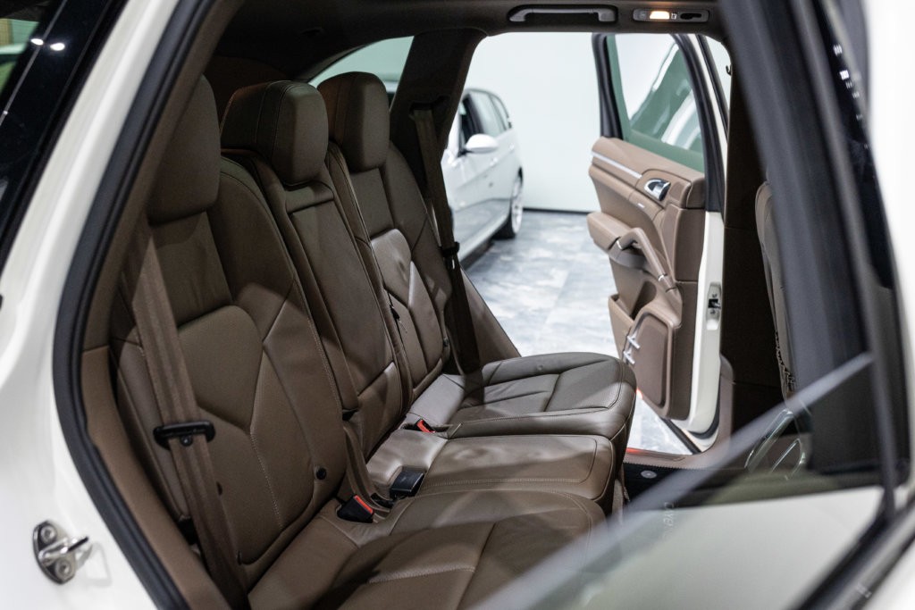 Porsche Cayenne diesel blanc interieur 28