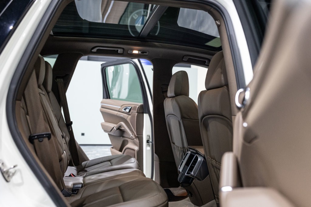Porsche Cayenne diesel blanc interieur 29