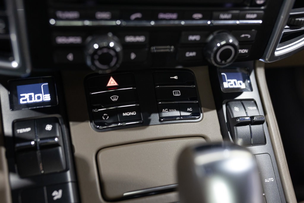 Porsche Cayenne diesel blanc interieur 38