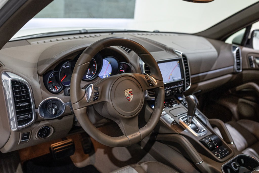 Porsche Cayenne diesel blanc interieur 5