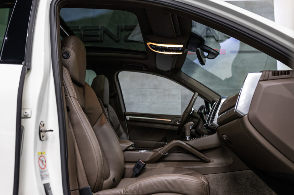 Porsche Cayenne diesel blanc interieur 54