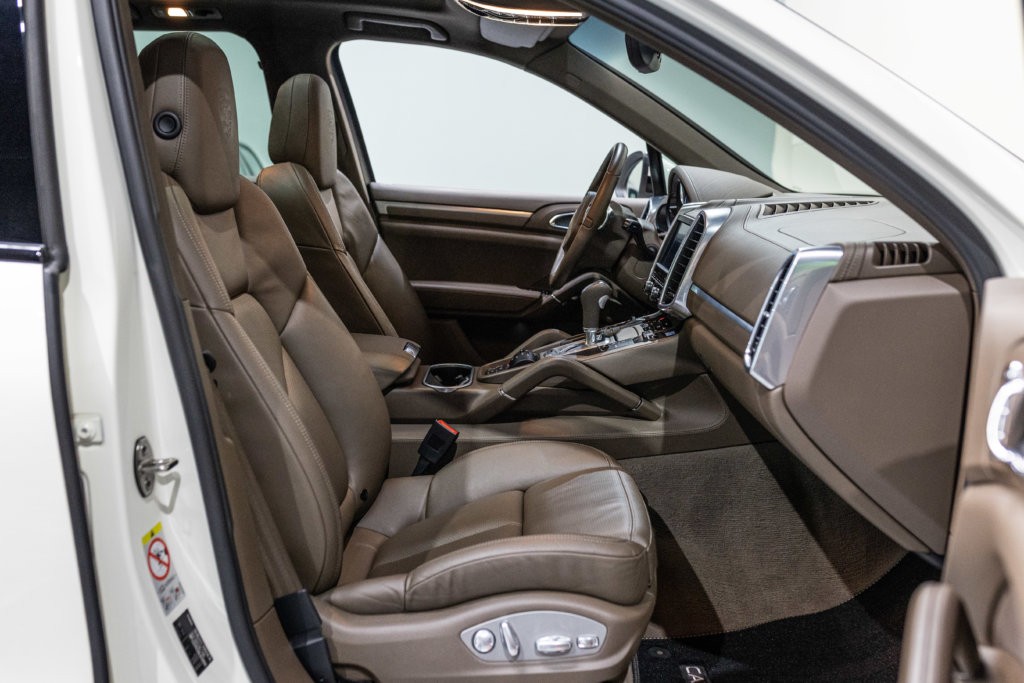 Porsche Cayenne diesel blanc interieur 6