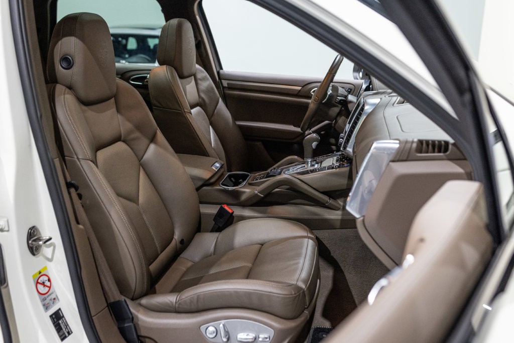 Porsche Cayenne diesel blanc interieur 7
