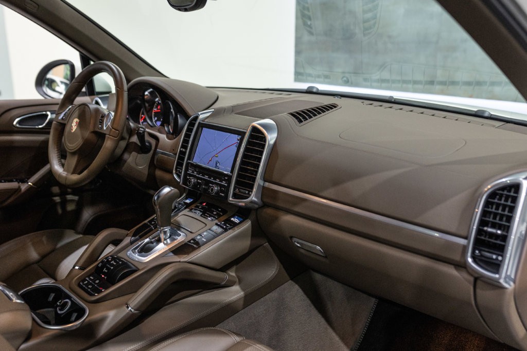Porsche Cayenne diesel blanc interieur 9