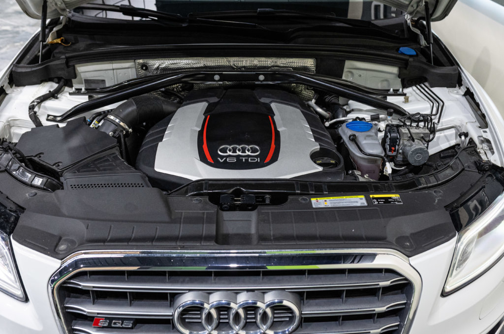 SQ5 Blanc Kerim Moteur 2