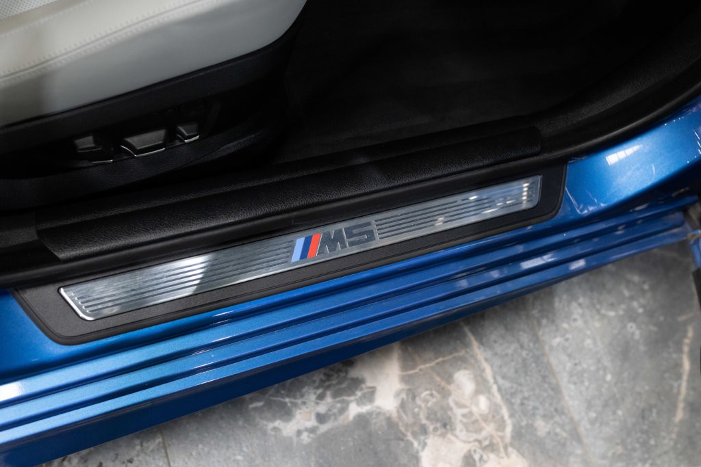 M5 Bleu Japon Interieur 10