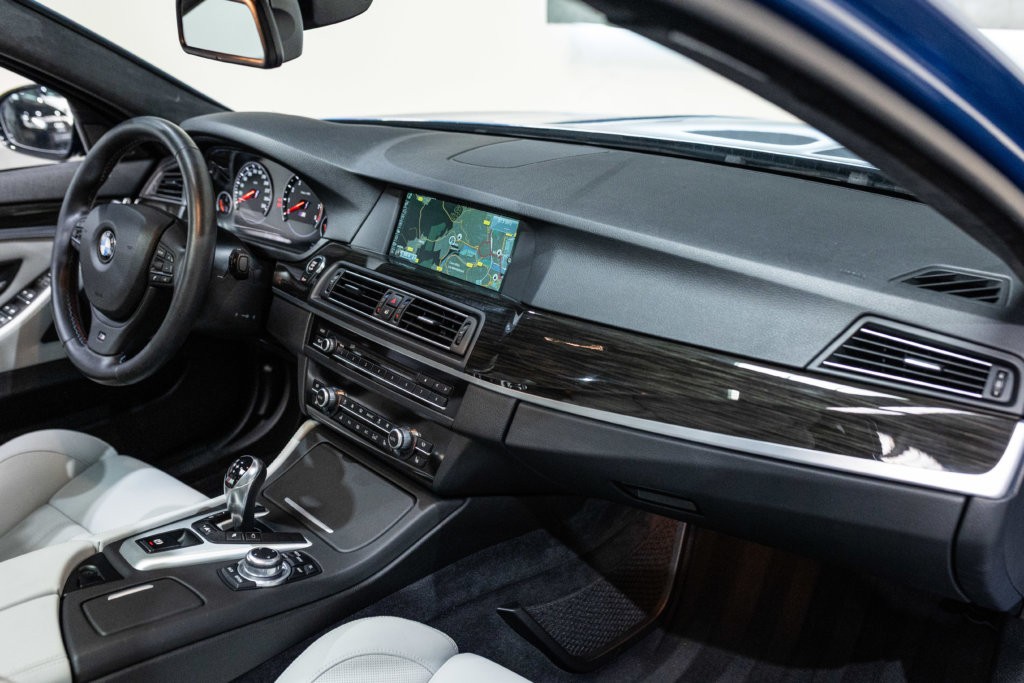 M5 Bleu Japon Interieur 13