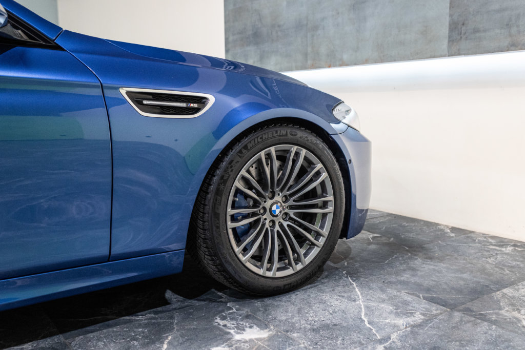 M5 Bleu Japon Interieur 14