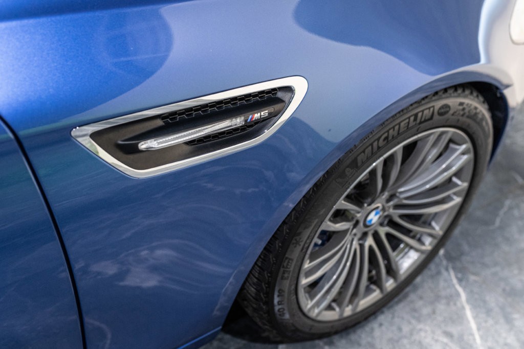 M5 Bleu Japon Interieur 15