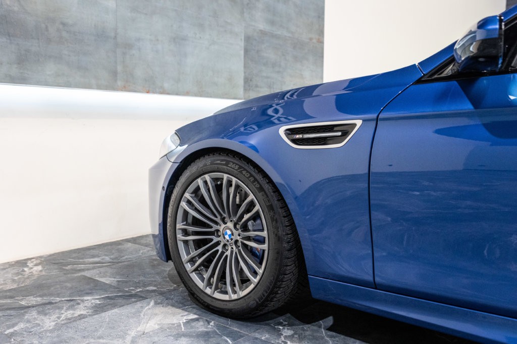 M5 Bleu Japon Interieur 16