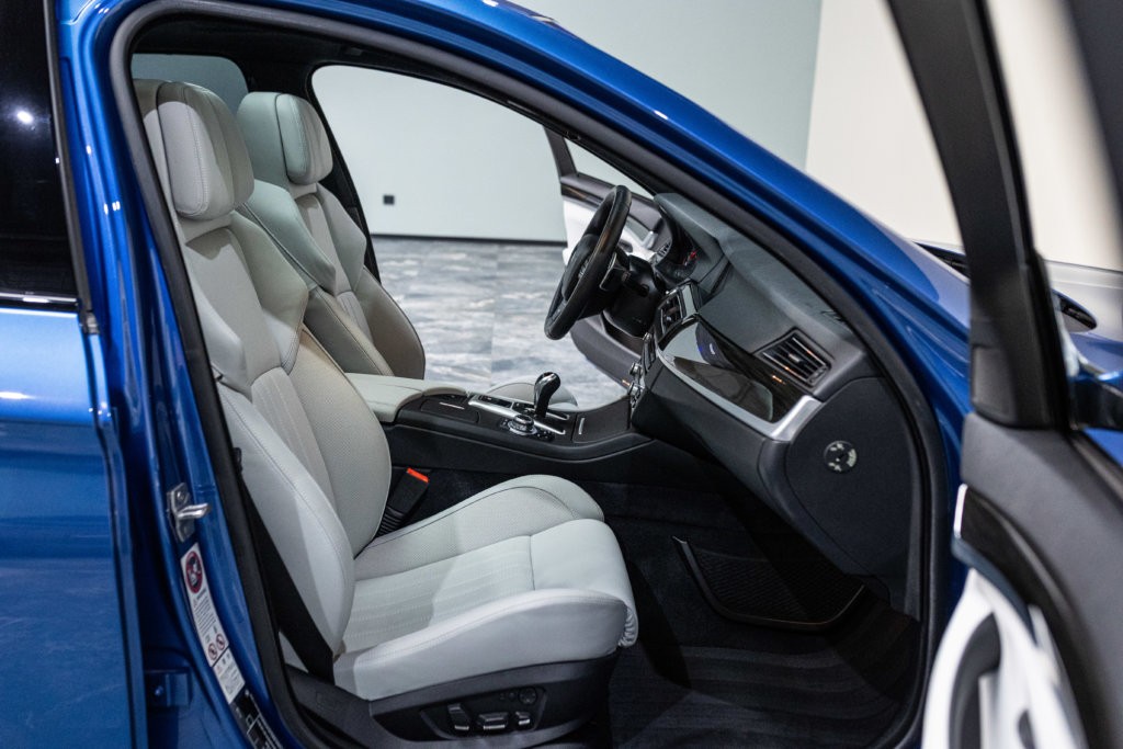 M5 Bleu Japon Interieur 21