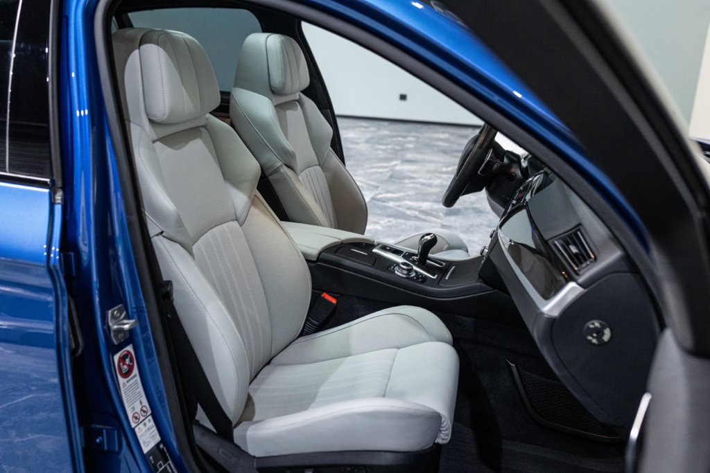 M5 Bleu Japon Interieur 22