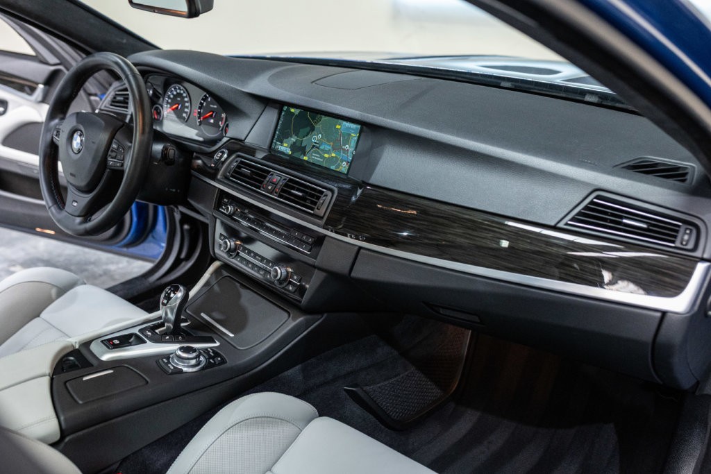 M5 Bleu Japon Interieur 23