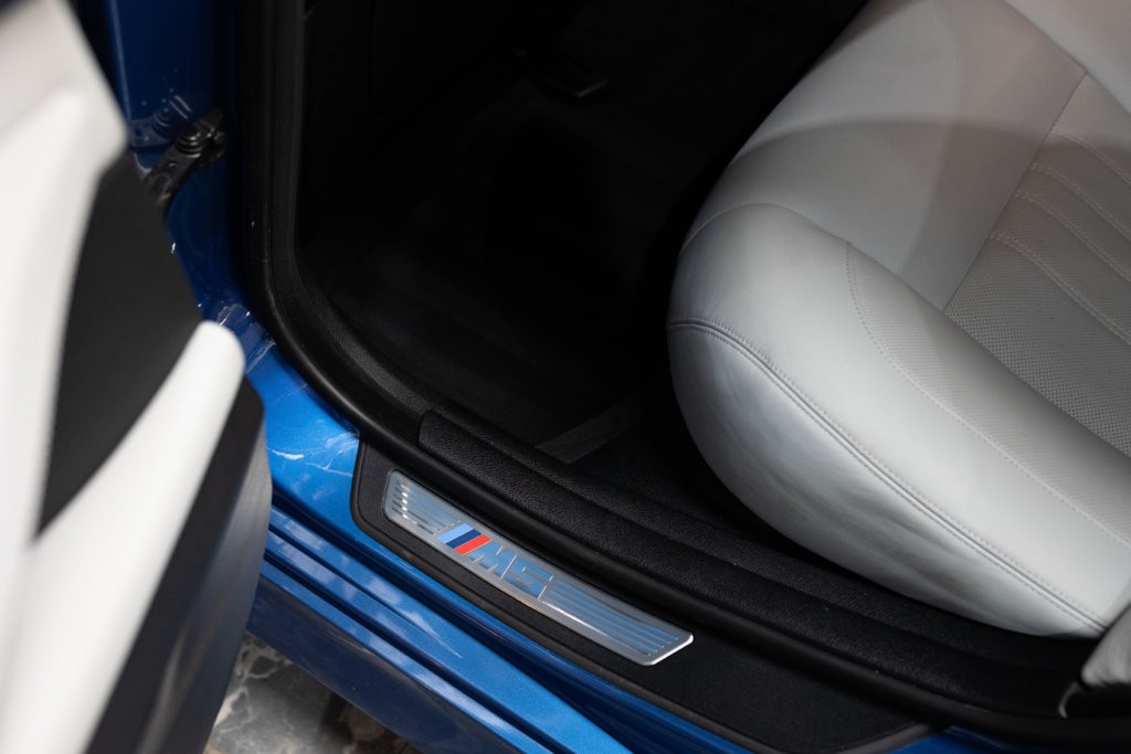M5 Bleu Japon Interieur 27
