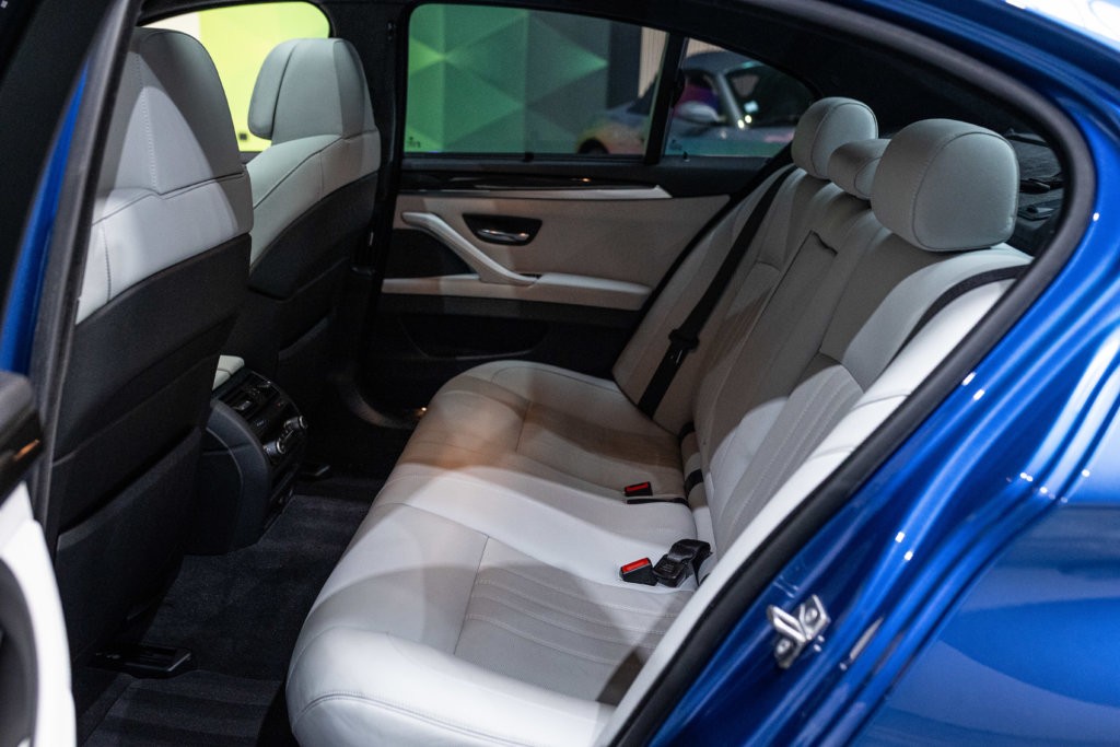 M5 Bleu Japon Interieur 28
